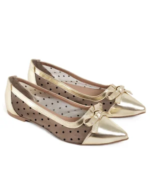 Sapatilha dourada com tela e poas